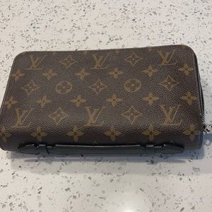 LOUIS VUITTON
Monogram Macassar Zippy XL Wallet